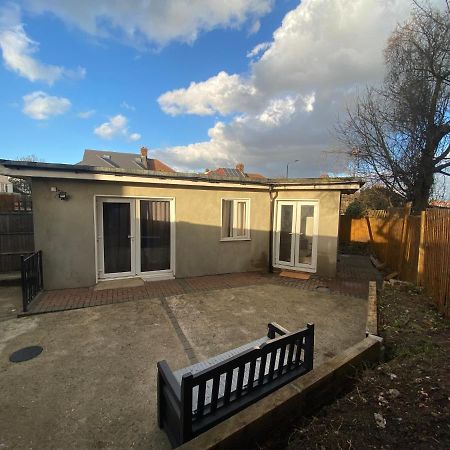 Вілла Private House With Free Park For Group Near Wembley Station Лондон Екстер'єр фото