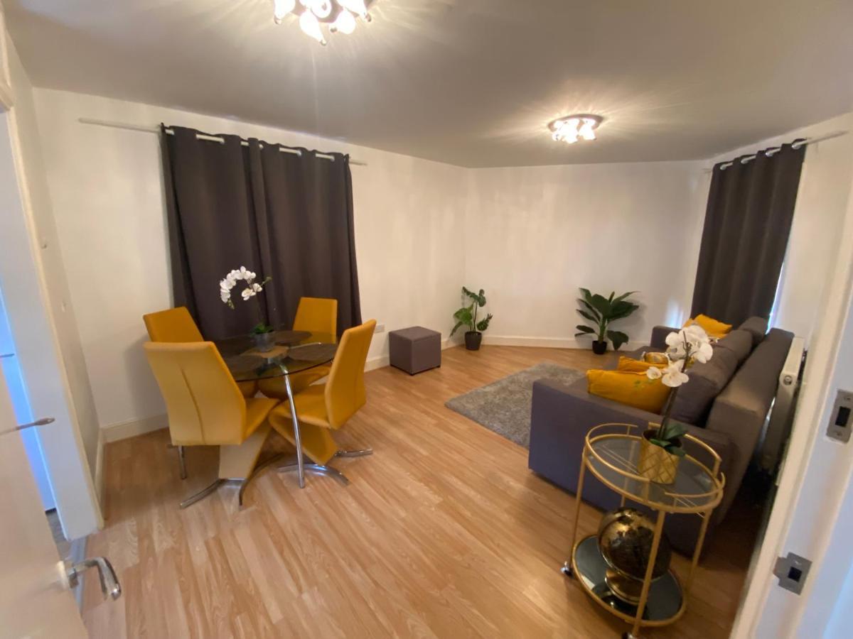 Вілла Private House With Free Park For Group Near Wembley Station Лондон Екстер'єр фото